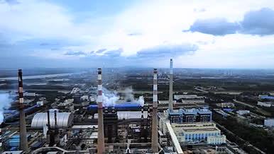 4K航拍工业园区化工厂工业生产大烟囱污染视频的预览图